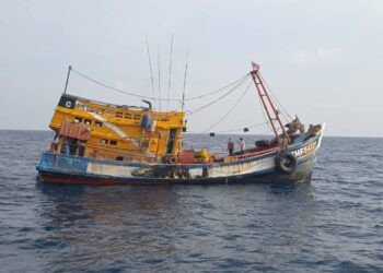 BOT nelayan tempatan kelas C yang dikendalikan enam kru warga Vietnam ditahan di perairan Kuala Kemaman di Kemaman.