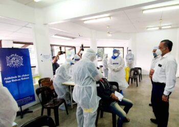 JAGDEEP Singh Deo ketika meninjau program saringan massa Covid-19 (PSC19) dalam kalangan orang awam di Kompleks Sukan dan Rekreasi Sony, Seberang Jaya, Pulau Pinang.