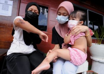 PENDUDUK, Nur Afikah Noor Ahsikim (tengah) menunjukkan kecederaan yang dialami anaknya, Nur Aura Mikayla Mohamad Hilmi, 2, (kanan) dan jirannya, Noraina Adina Rahim, 18, yang cedera selepas terjatuh akibat dikejar sekumpulan anjing liar di Rumah Rakyat Rasah, Mambau, Seremban baru-baru ini. - UTUSAN/MOHD. SHAHJEHAN MAAMIN