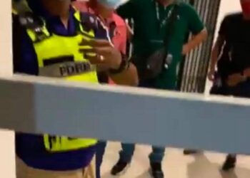 TANGKAP layar video tular mendakwa 'polis palsu' datang ke sebuah rumah di Georgetown, Pulau Pinang semalam.
