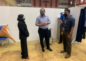 AHMAD AMZAD HASHIM (tengah) berbual bersama petugas ketika meluangkan masa melawat PPV di Dewan 2020, Kangar Perlis hari ini.- UTUSAN/MOHD. HAFIZ ABD. MUTALIB