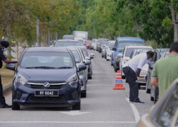 DERETAN kenderaan dilihat memasuki Pusat Penerimaan Vaksin (PPV) 
di Hospital UCSI, Bandar Springhill, Port Dickson.-UTUSAN/MOHD. SHAHJEHAN MAAMIN.