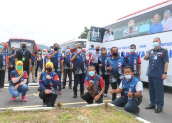 ISMAIL Abd. Muttalib (tengah) bersama para sukarelawan, wakil kementerian, pertubuhan bukan kerajaan (NGO)  dalam program MOVAK di Kampung Kuala Wau di Maran, Pahang. - UTUSAN/SALEHUDIN MAT RASAD