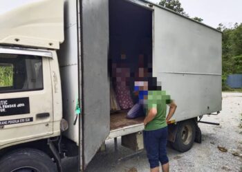 LIMA PATI etnik Rohingya yang ditahan bersembunyi dalam sebuah lori di Jalan Sungai Tekali, Hulu Langat, Selangor.