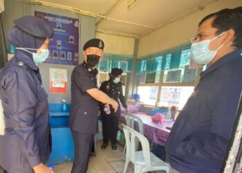 HOO Chang Hook (dua kiri) ketika menyertai Op Patuh di sekitar daerah Jempol, semalam. -  IHSAN POLIS