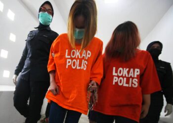 TUJUH individu termasuk tiga wanita direman tiga hari bagi membantu siasatan kes pukul buruh beramai-­ramai di tepi Jalan Pasir Tumboh, Kota Bharu yang tular di media sosial, kelmarin. - UTUSAN/ZULHANIFA SIDEK