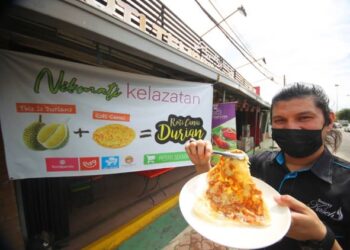 MOHD. Faizul menunjukkan roti canai musang king yang dijual di kedai miliknya iaitu Roti Tempayan Pasir Pekan yang terletak berhampiran Bulatan Pasir Pekan, Tumpat, Kelantan. - UTUSAN/ZULHANIFA SIDEK