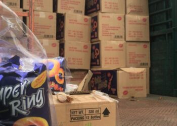 ROKOK seludup pelbagai jenama dianggarkan bernilai RM915,000 yang disorokkan dalam kotak makanan ringan, Super Ring.