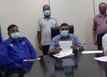 S. MUNUYANDI (tengah) pada sidang akhbar berkaitan status Ladang Kalvi di Gunung Besout, Sungkai yang dikatakan telah dijual atau dipindah milik di Ipoh.