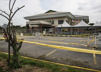 DEWAN Sukan Klang dijadikan CAC bagi menilai pesakit Covid-19 yang tinggal dalam daerah Klang tidak akan dipindahkan berikutan lokasinya berhampiran dengan HTAR dan keluasan dewan yang memadai untuk beroperasi. - UTUSAN / ZULFADHLI ZAKKI