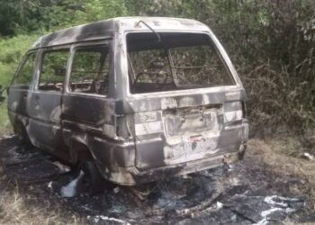 KEADAAN van milik mangsa yang hangus terbakar di kawasan semak di Kampung Bechah Pura, Peringat, Kota Bharu. - UTUSAN/ROHANA MOHD. NAWI