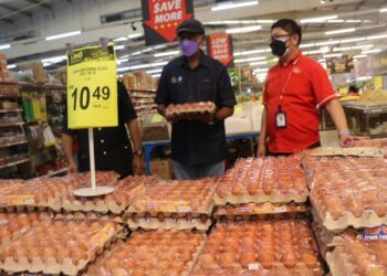 ROSOL Wahid (tengah) melakukan pemeriksaan harga barangan menjelang Hari Raya Aidiladha di Tunas Manja Mall Temerloh di Temerloh, Pahang. - UTUSAN/SALEHUDIN MAT RASAD