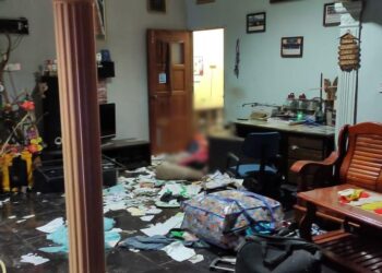 KEADAAN rumah suspek yang ditembak mati selepas bertindak agresif terhadap anggota polis di Jalan Kaki Bukit, Padang Besar, Perlis semalam.