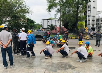 SEBAHAGIAN pekerja warga asing yang diperiksa dalam serbuan Op Patuh oleh Jabatan Imigresen Perak di sekitar di Ipoh dan Batu Gajah semalam. - UTUSAN/IHSAN JABATAN IMIGRESEN PERAK