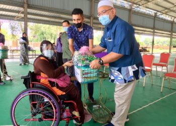 ATLET para memanah Terengganu, Norhaslina Suria Mohamed (kiri) menerima sumbangan Bakul Prihatin Majlis Sukan Negeri Terengganu (MSNT) daripada Wan Sukairi di Kuala Nerus, semalam.