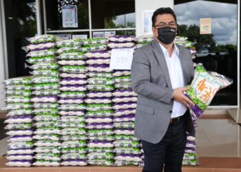 SULAIMAN Md. Ali ketika penyerahan bantuan Covid-19 di Pusat Islam Melaka, Melaka.