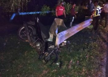 KEADAAN motosikal ditunggangi suspek yang maut selepas terbabas di Bedong, Sungai Petani semalam.