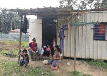 AZRUL Maskat (dua kiri) bersama-sama isteri dan lima anaknya ketika ditemui di sebuah kontena yang menjadi tempat berteduh mereka sekeluarga di Kampung Baru Seri Aman, Jalan Kempas Lama Tebrau, di Johor Bahru, Johor. - UTUSAN/MOHAMAD FAIZAL HASHIM