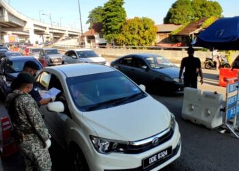 POLIS melihat surat kebenaran rentas daerah di SJR Jalan Hamzah, Kota Bharu.