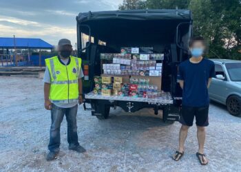 SEORANG anggota Pasukan Polis Marin bersama lelaki yang ditahan dan hasil rampasan pelbagai jenis rokok putih disyaki tidak bercukai di Jitra semalam.