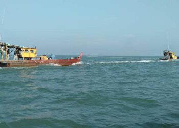 BOT nelayan yang dirampas selepas didapati menangkap ikan di zon larangan di muara Sungai Bernam dekat Bagan Datuk. - UTUSAN/IHSAN MARITIM MALAYSIA PERAK