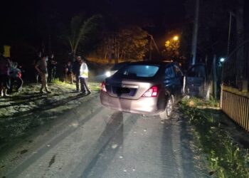 SEORANG lelaki maut apabila kereta dipandunya terbabas selepas dia dipercayai mengalami serangan jantung dalam kejadian di Jalan Kampung Jeram, Jempol awal pagi tadi.- IHSAN POLIS