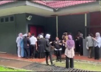 TANGKAP layar video tular sekumpulan individu didakwa menikmati durian di PPV Dewan Jubli Intan Sultan Ibrahim, Johor Bahru, Johor.