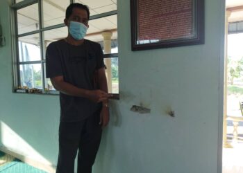 AZHAR Maturedi menunjukkan tempat tabung surau yang dilarikan pencuri di Surau Al-Barokah, Parit Mat Ali  dekat Parit Buntar hari ini. - UTUSAN/WAT KAMAL ABAS