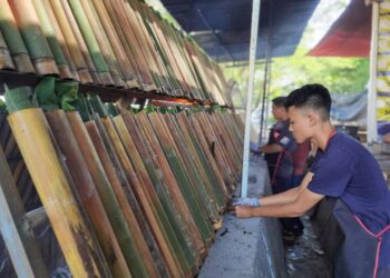 SALAH seorang pembantu di gerai Lemang Pokok Buluh, membakar Lemang Pokok Buluh di gerai di hadapan Masjid Ridhwaniah, Teluk Kumbar, Pulau Pinang.