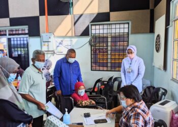 MOHD. Nizar Zakaria (dua dari kanan) meninjau program Jangkauan Komuniti Vaksinasi Covid-19 di Kampung Tua dekat Parit. - UTUSAN/MOHAMAD HAFIZI MOHD. SAID