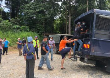 ROMBONGAN yang ditahan bersama ADUN Teratai, Bryan Lai Wai Chong kerana memasuki Hutan Simpan Ulu Jelai di Lipis, Pahang tanpa kebenaran.