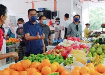 AZMAN Adam menyertai Op Samar dalam operasi di Pasar Awam Taman Seri Gombak, Selangor. - GAMBAR IHSAN KPDNHEP