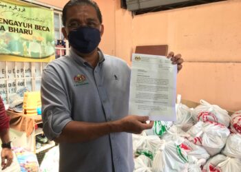 TAKIYUDDIN Hassan menunjukkan surat pemakluman Sidang Khas Parlimen ketika ditemui di Pusat Khidmat Ahli Parlimen Kota Bharu, hari ini. - UTUSAN/ROSLIZA MOHAMED