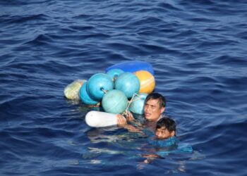 BEBERAPA nelayan Vietnam sanggup terjun laut bagi mengelak daripada ditahan Agensi Penguatkuasaan Maritim Malaysia (Maritim Malaysia) dalam Op Kuda Laut di perairan Kuala Terengganu, kelmarin.