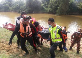 ANGGOTA bomba mengusung mayat Muhamad Zulkefli Ismail yang ditemukan lemas di Sungai Cherul di Kemaman. - UTUSAN/NIK NUR IZZATUL HAZWANI NIK ADNAN