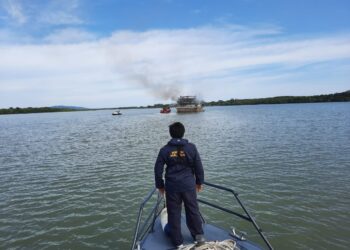 KEADAAN kapal korek dinaiki mangsa yang terbakar di Sungai Chondong Besar, Pulau Indah, Selangor, hari ini.