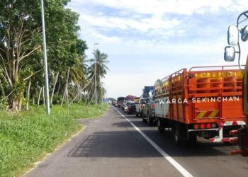 KESESAKAN lalu lintas yang tular di Sabak Bernam, Selangor, petang tadi. - GAMBAR FACEBOOK WARGA SEKINCHAN