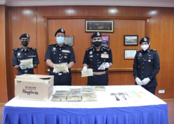 ABDUL Majid Mohd. Ali (dua dari kanan) menunjukkan barang rampasan hasil dua serbuan di Durian Daun, Melaka dan Pandan Indah, Kuala Lumpur. - UTUSAN/DIYANATUL ATIQAH ZAKARYA