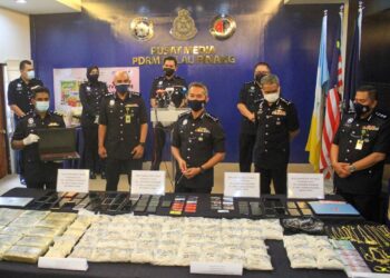 MOHD. SHUHAILY Mohd. Zain (tengah) dan Mohd. Rosni Mohd. Lazim (kanan) dalam sidang akhbar kejayaan menumpaskan sindiket pinjaman online tidak wujud di Georgetown, Pulau Pinang. - UTUSAN/