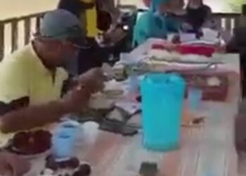 TANGKAP layar daripada video memaparkan sekumpulan penduduk kampung yang didakwa makan berkumpulan di sebuah pondok di tepi sungai sekitar Skudai di Johor Bahru, Johor.