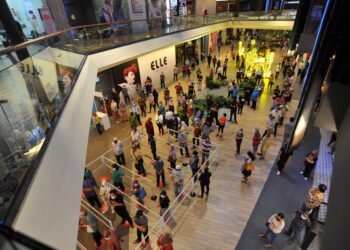 ORANG ramai beratur untuk menerima vaksin di PPV Mega Integrasi South Key Midvalley. Di Johor Bahru, Johor. - UTUSAN/RAJA JAAFAR ALI