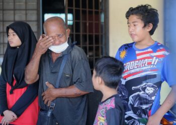 SAID Saip kelihatan sedih bersama tiga orang cucunya, Muhammad Saiful Azam, Nor Shahzliana, 11 (kiri) dan Thaqif Aidil, 9, di Port Dickson. - UTUSAN/MOHD. SHAHJEHAN MAAMIN