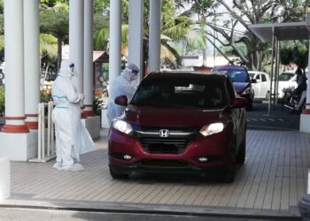 KENDERAAN peserta majlis korban secara pandu lalu memasuki pekarangan masjid untuk menjalani ujian calitan oleh petugas Jabatan Kesihatan Jerantut di Masjid Tengku Mahkota Abdullah (MTMAJ) bandar Jerantut di Jerantut, Pahang. - UTUSAN/HARIS FADILAH AHMAD