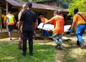 ANGGOTA pasukan mencari dan menyelamat mengusung mayat Nor Azzam Ishak yang ditemukan hari ini setelah hilang sejak Sabtu lalu ketika memukat ikan di Sungai Alai, Kampung Lalang dekat Gerik. - UTUSAN/NORLIA RAMLI