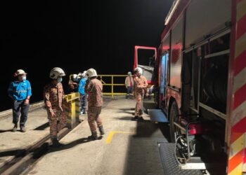 ANGGOTA bomba menjalankan operasi pencarian mangsa yang dipercayai terjatuh ketika mengundurkan lori yang membawa arang batu di Jimah Power Plant, Port Dickson. - IHSAN BOMBA