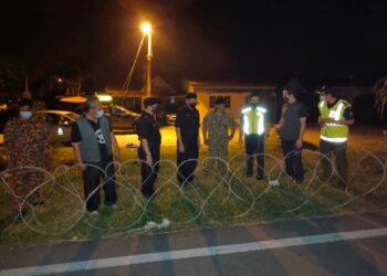 MOHAMAD Najib Mustafa (tiga dari kanan) ketika melakukan pemantauan di Taman Chembong Utama bagi pelaksanaan  PKPD di empat lokaliti di Rembau. - UTUSAN/ NOR AINNA HAMZAH