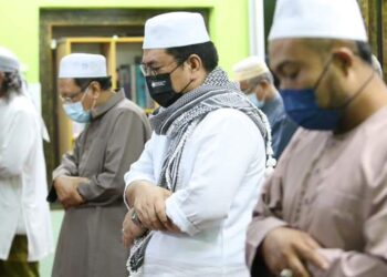 SULAIMAN Md. Ali menunaikan solat sunat Aidiladha di Masjid Al Mujib, Kampung Durian Daun, Melaka. - UTUSAN/DIYANATUL ATIQAH ZAKARYA