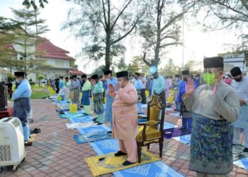 TUANKU Syed Sirajuddin Putra Jamalulalil dan Tuanku Syed Faizuddin Putra Jamalullail berkenaan berangkat menunaikan solat Aidiladha bersama-sama rakyat di Dataran Istiadat, pekarangan Istana Arau, Perlis.
