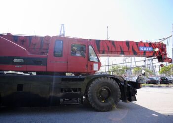 KREN 60 tan yang akan digunakan untuk mengangkat sebuah lori yang dijumpai di dasar laut di bawa masuk ke JEV, Chuah, Port Dickson hari ini. - UTUSAN/MOHD. SHAHJEHAN MAAMIN