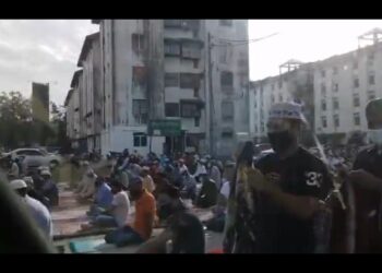 TANGKAP layar daripada sebuah video yang tular di dalam media sosial yang mendakwa ratusan warga asing mengerjakan solat sunat Aidiladha di kawasan terbuka di Juru, Pulau Pinang.